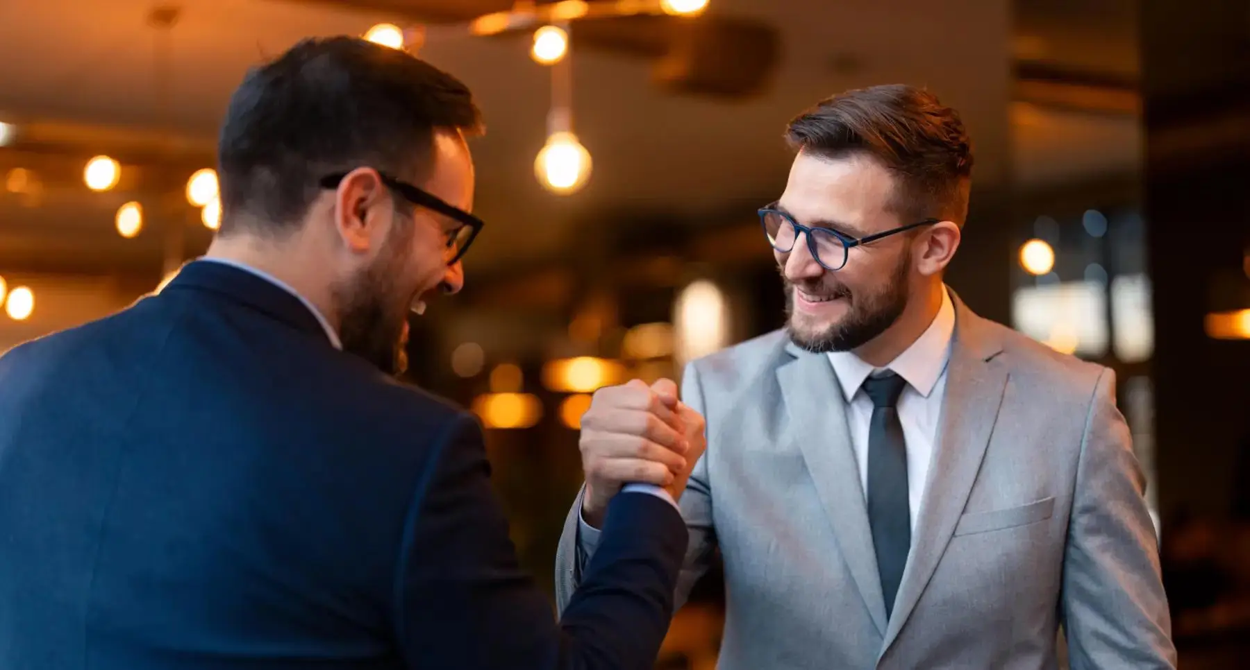 An image of two people shaking hands in the Semi separé